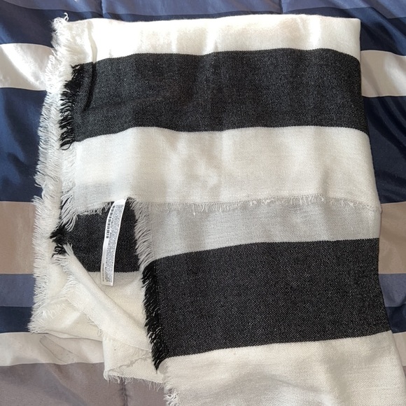 Black & White Scarf - Picture 1 of 2